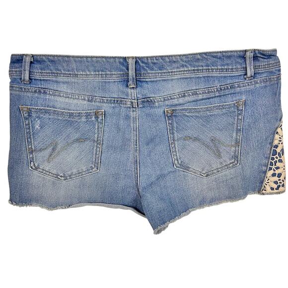 Coastal Cowgirl Denim Booty Shorts Lace Crochet Daisy Flowers Women Size 17 - Picture 2 of 4